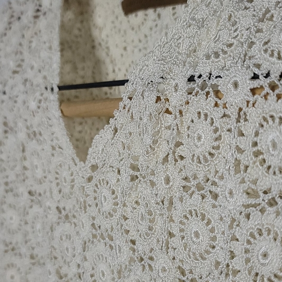 White blouse 👚 - Picture 2 of 4